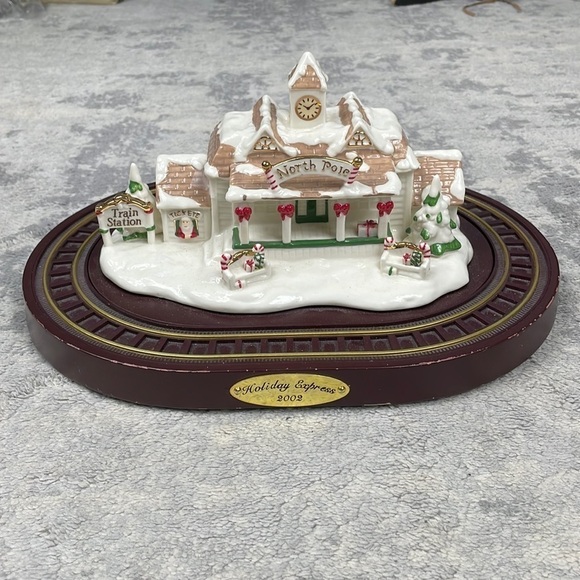 Vintage 2002 Avon Holiday Express North Pole Train Station Musical Christmas - Picture 1 of 12
